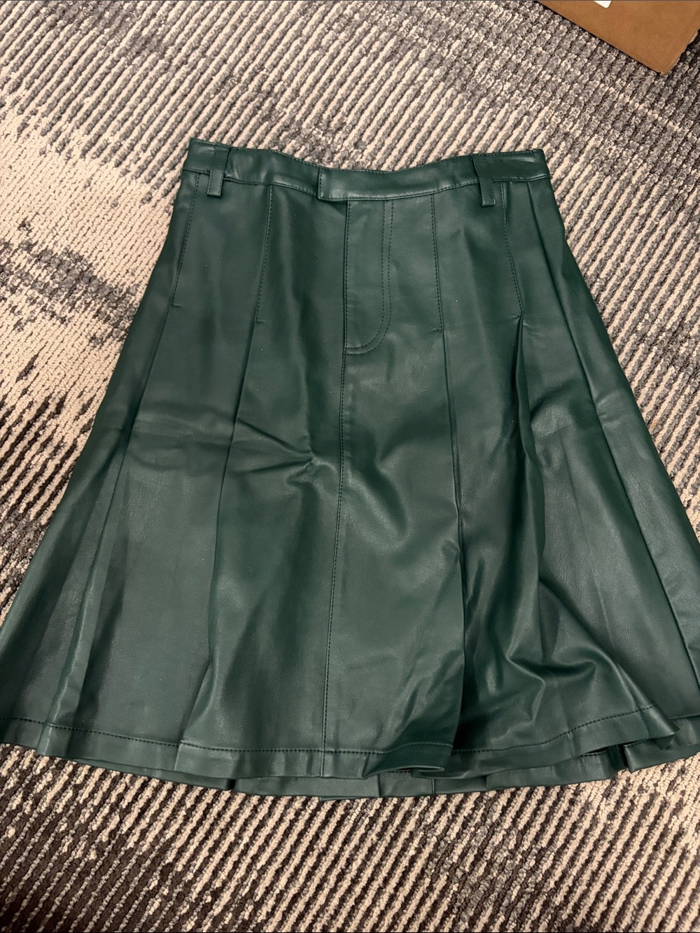 Green leather pleated skirt - Picture 2 of 3